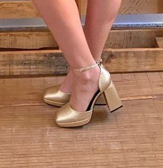 Zapato color dorado