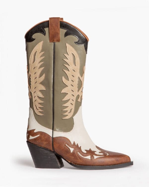 Bota estilo cowboy Acabado en punta. Cremallera en el lateral