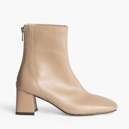 Botín color taupe
