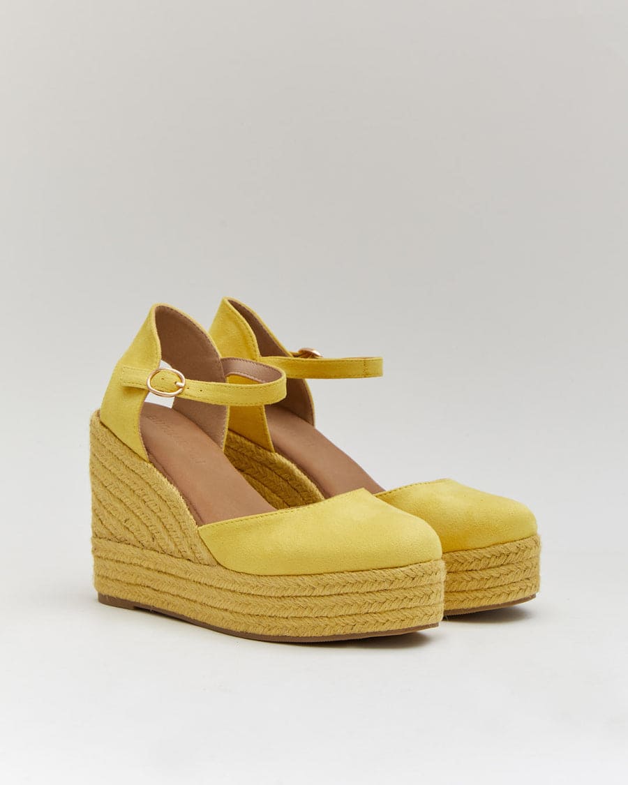 Cuña plataforma color amarillo con hebilla ideal para el verano