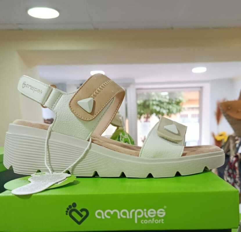 Sandalia Amarpies se caracteriza por su ergonomía, ligereza, flexibilidad, y por adaptarse en todo momento a la forma natural del pie
