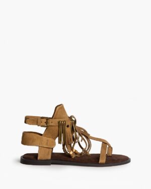 Sandalia de mujer en color camel con diseño de tiras finas y cierre ajustable mediante hebilla dorada en el tobillo
