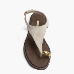Sandalia plana color taupe