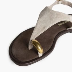 Sandalia plana color taupe