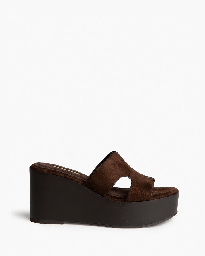 Sandalia con cuña. Corte de pala ancha con corte simétrico. Cuña con efecto madera