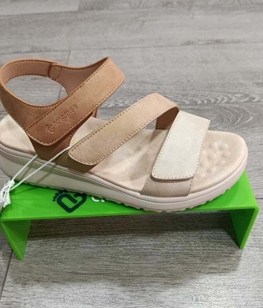 Sandalia Amarpies combi cuero se caracterizan por su ergonomía, ligereza, flexibilidad, y por adaptarse en todo momento a la forma natural del pie
